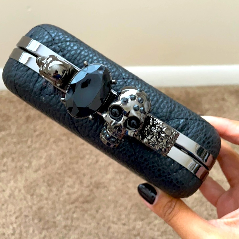 Knuckle duster skull clutch